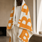 Bitcoin 'B': Manta Sherpa con Capucha de Bitcoin